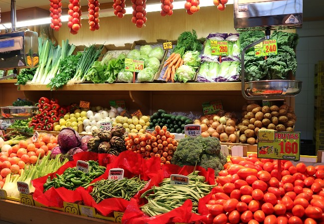 Gemüsestand mit vielen Gemüsesorten auf dem Markt