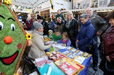 Gallusmarkt in Riedlingen. Menschenmenge um Verkaufsstand