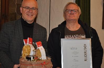 Bürgermeister Schafft überreicht Heinz Schneider Urkunde