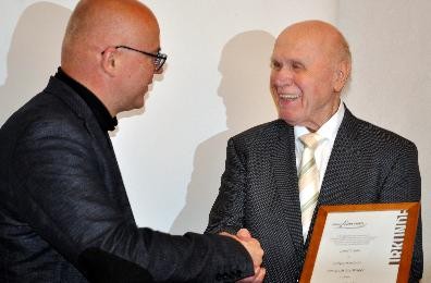 Bürgermeister Schafft gratuliert Josef Frede zur Bürgermedaille der Stadt Riedlingen