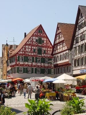 Marktplatz Riedlingen mit Wochenmarkt