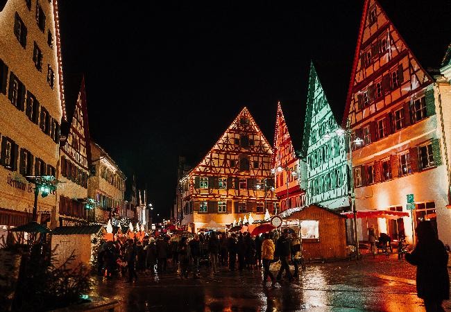 Marktplatz mit Christkindlesmarkt und Weihnachtsbeleuchtung